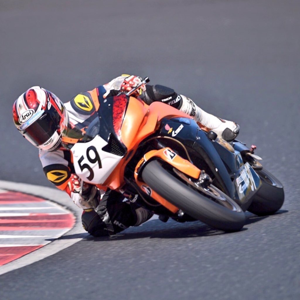 サーキットを走るバイクレーサー時代の髙橋永大
